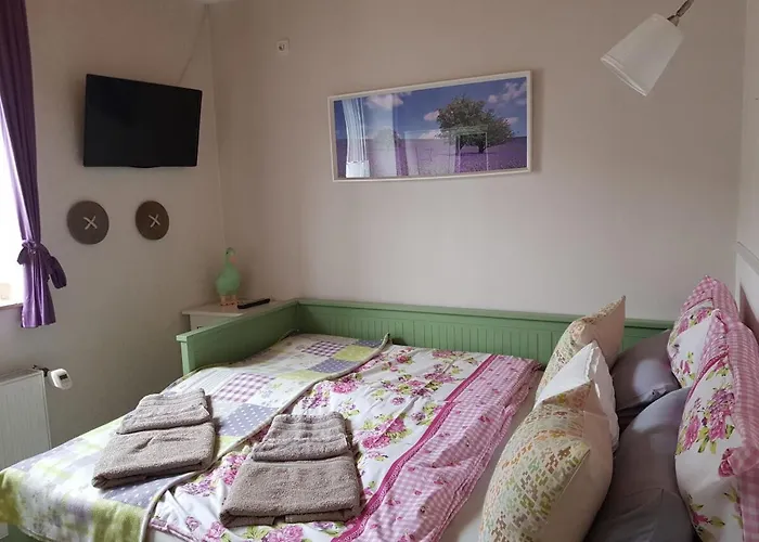 Holiday home Ferienhaus Eifelcottage Am Waldseepfad - Badesee Traumferienhaeuser-eifel *